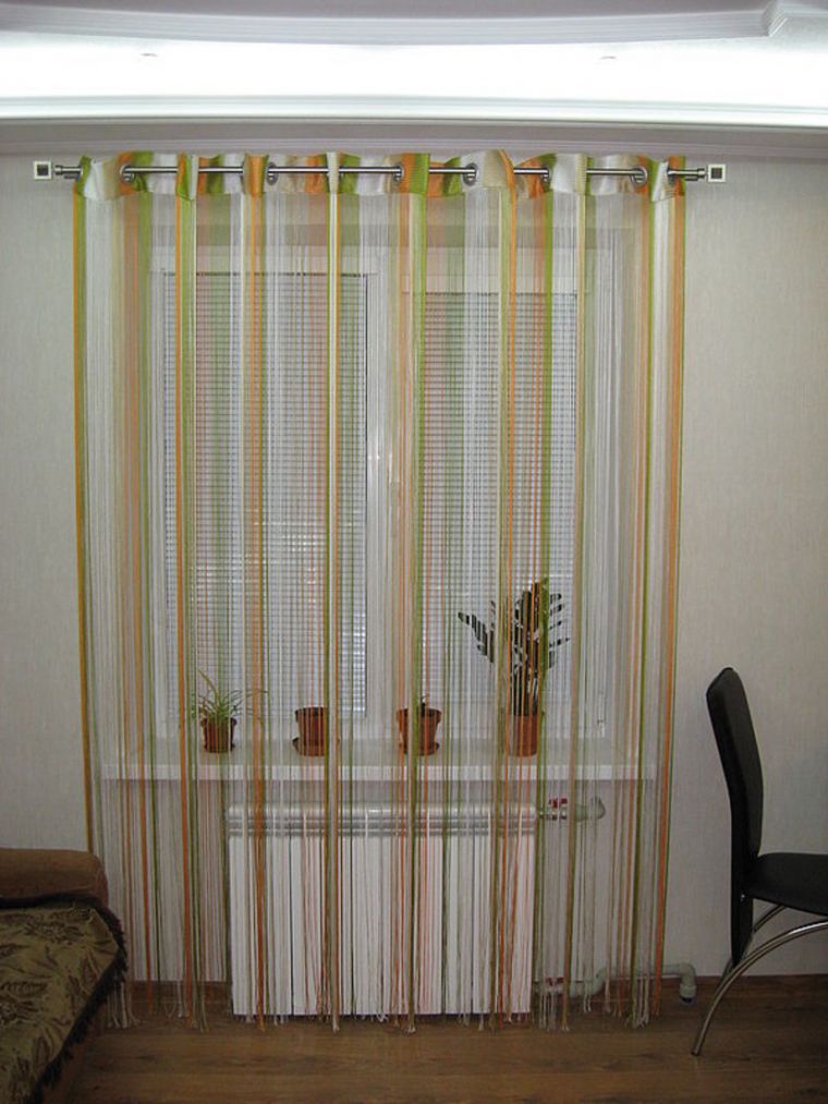 Нитяные шторы в интерьере гостиной фото