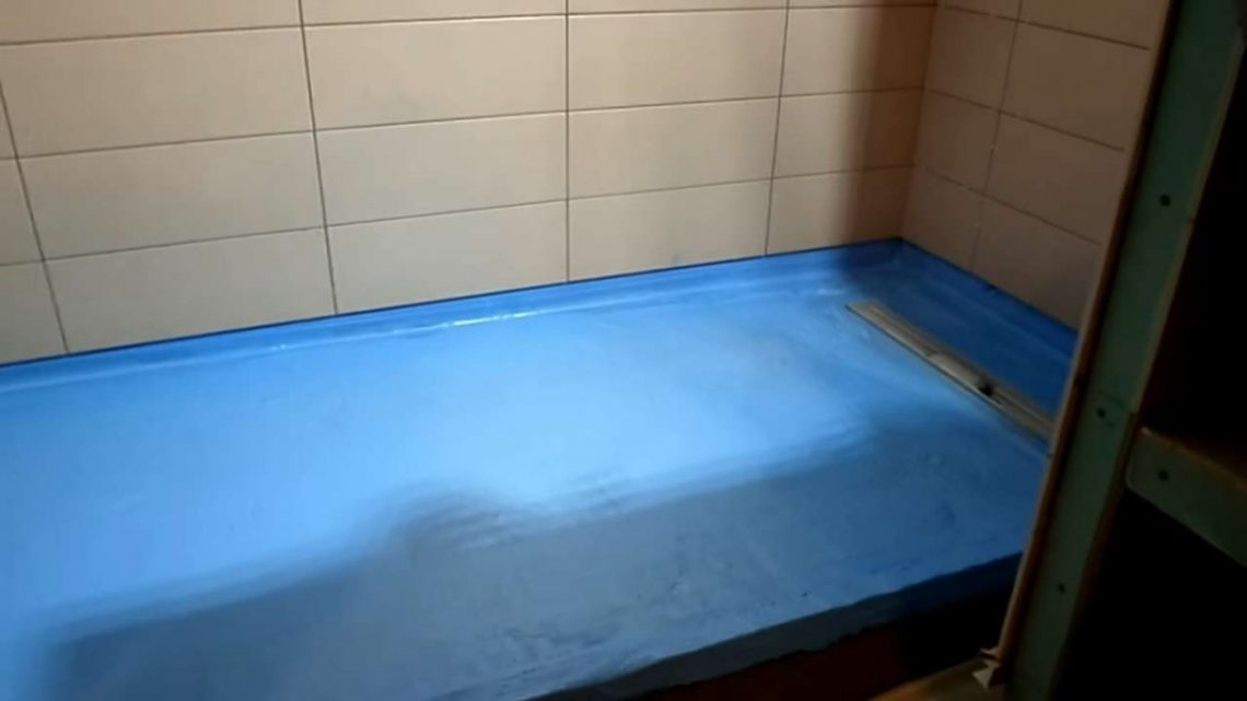 Жидкая гидроизоляция ванна. Гидроизоляция Кнауф для ванной комнаты под плитку. Обмазочная гидроизоляция Кнауф Флэхендихт. Гидроизоляция пола в ванной. Окрасочная гидроизоляция ванной.