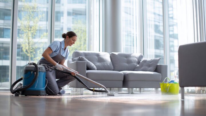 Эффективная чистка мягкой мебели в офисе для поддержания гигиены